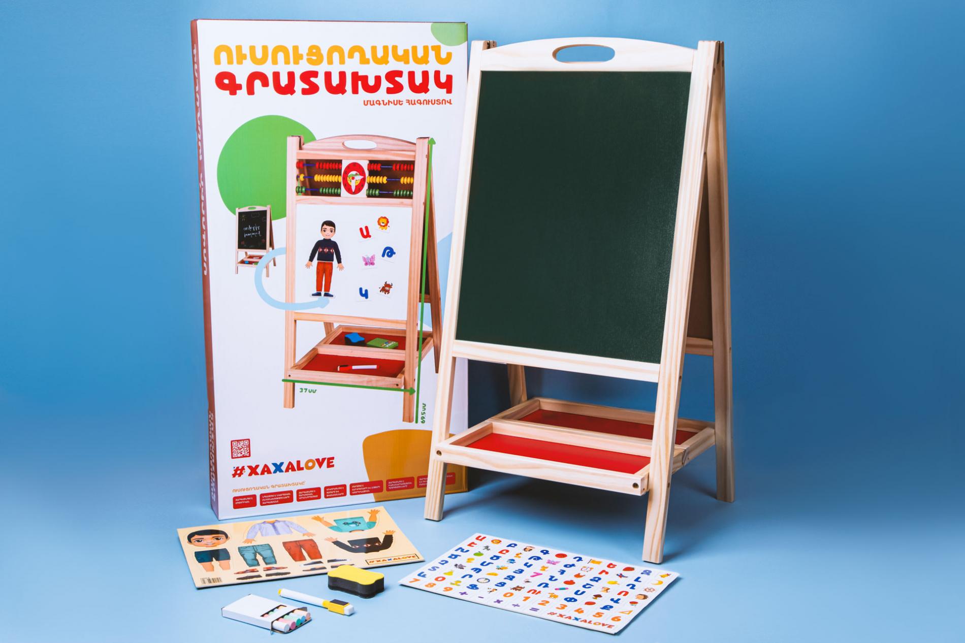 Two-sided wooden blackboard with clothes2